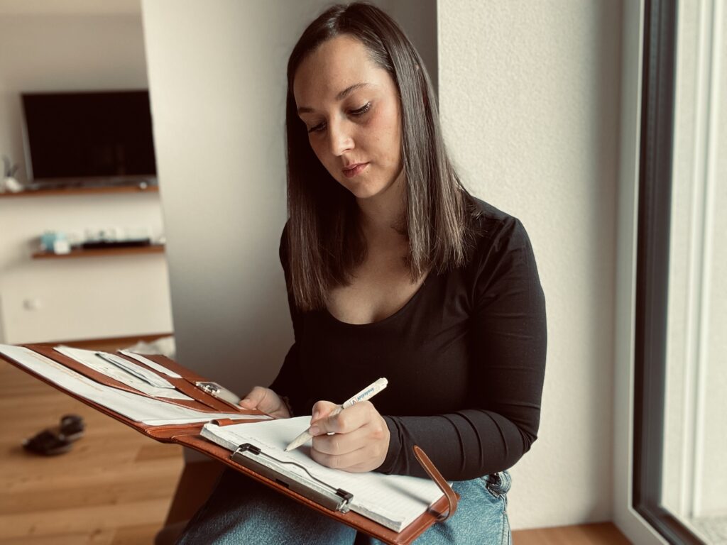 Lea Stecher in einer einfühlsamen Beratungssituation mit Eltern – individuelle Unterstützung für bindungs- und bedürfnisorientierte Familienbegleitung.